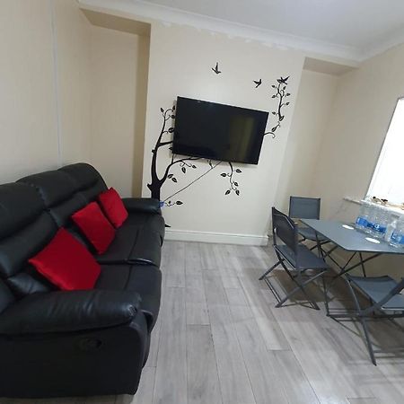 House In The Heart Of Valleys Apartment Ebbw Vale Bagian luar foto