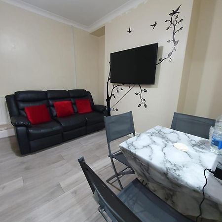 House In The Heart Of Valleys Apartment Ebbw Vale Bagian luar foto