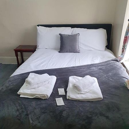 House In The Heart Of Valleys Apartment Ebbw Vale Bagian luar foto
