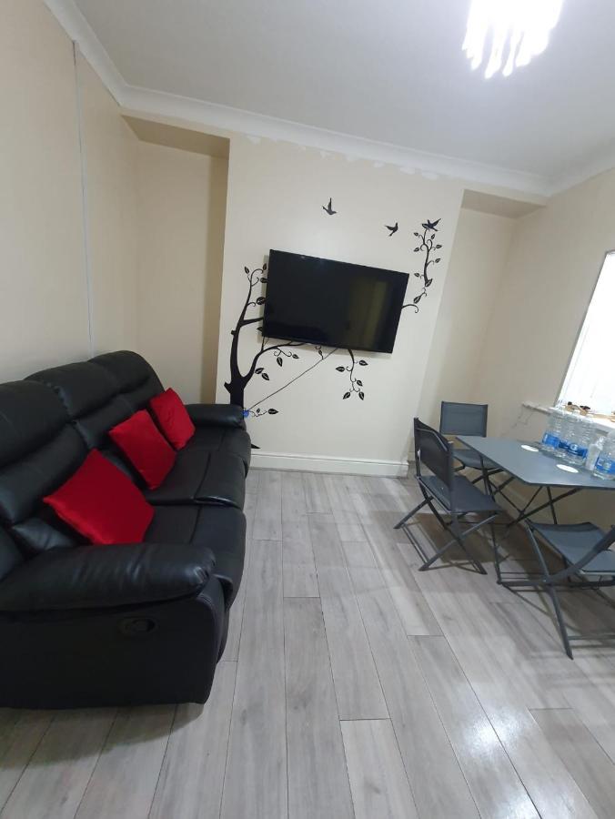 House In The Heart Of Valleys Apartment Ebbw Vale Bagian luar foto