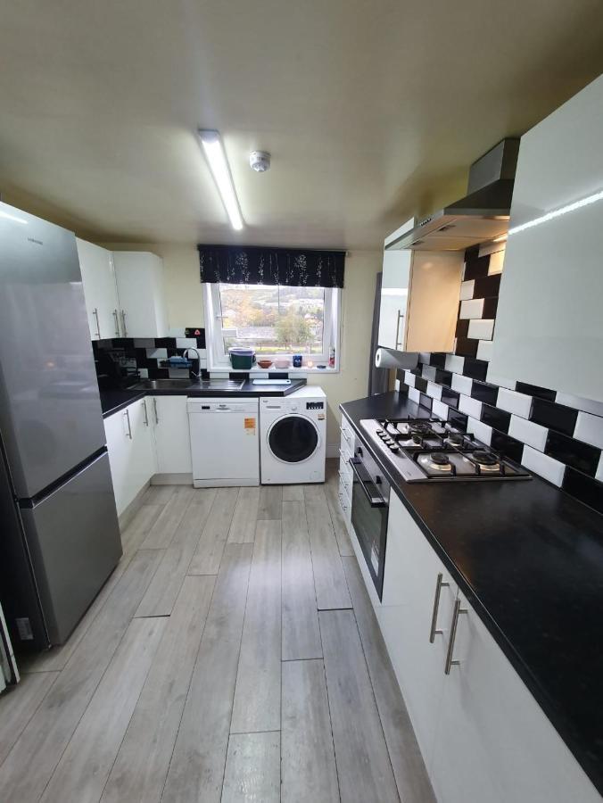 House In The Heart Of Valleys Apartment Ebbw Vale Bagian luar foto