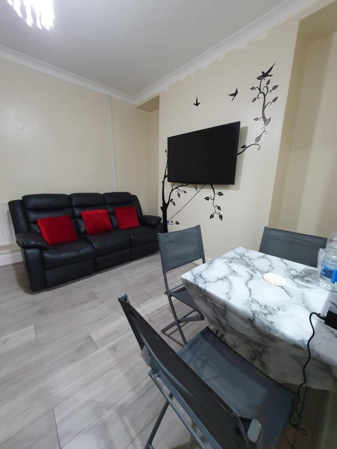 House In The Heart Of Valleys Apartment Ebbw Vale Bagian luar foto