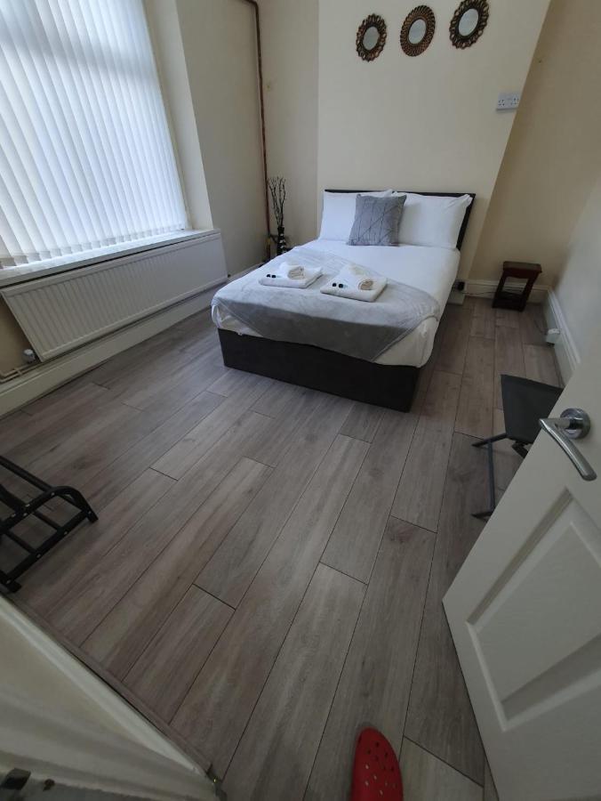 House In The Heart Of Valleys Apartment Ebbw Vale Bagian luar foto