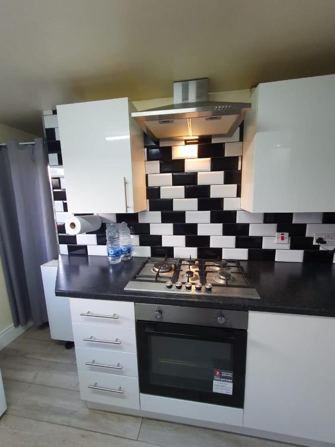 House In The Heart Of Valleys Apartment Ebbw Vale Bagian luar foto
