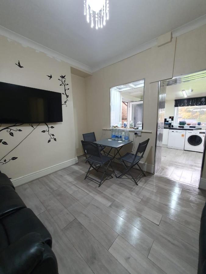 House In The Heart Of Valleys Apartment Ebbw Vale Bagian luar foto