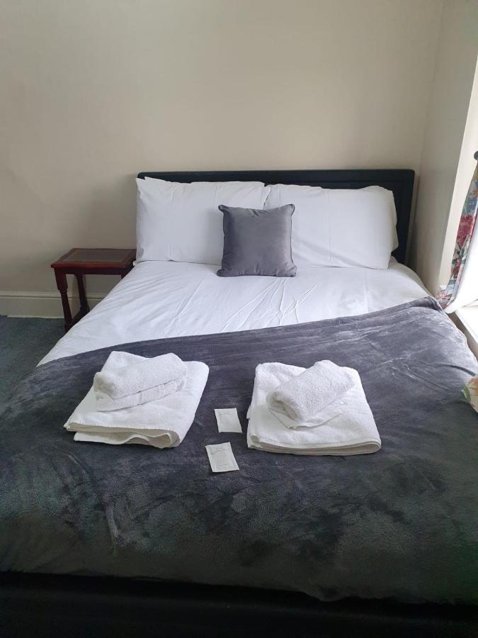 House In The Heart Of Valleys Apartment Ebbw Vale Bagian luar foto