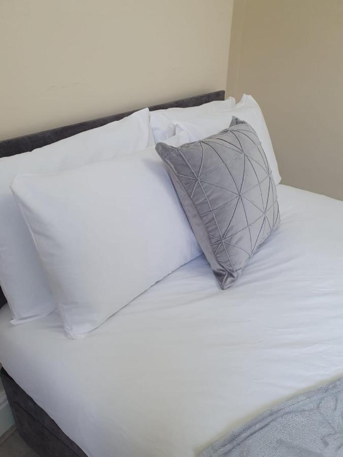 House In The Heart Of Valleys Apartment Ebbw Vale Bagian luar foto