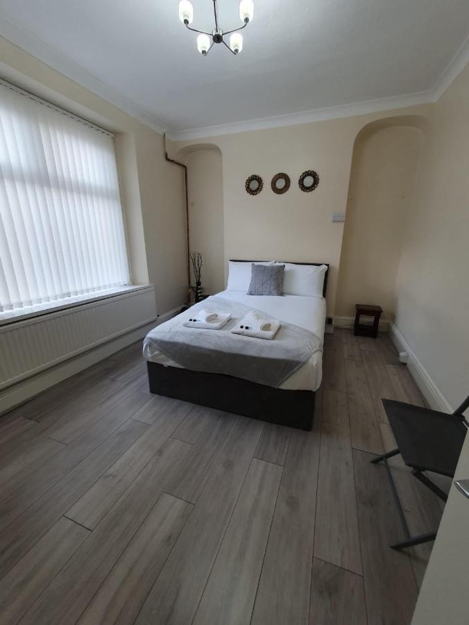House In The Heart Of Valleys Apartment Ebbw Vale Bagian luar foto