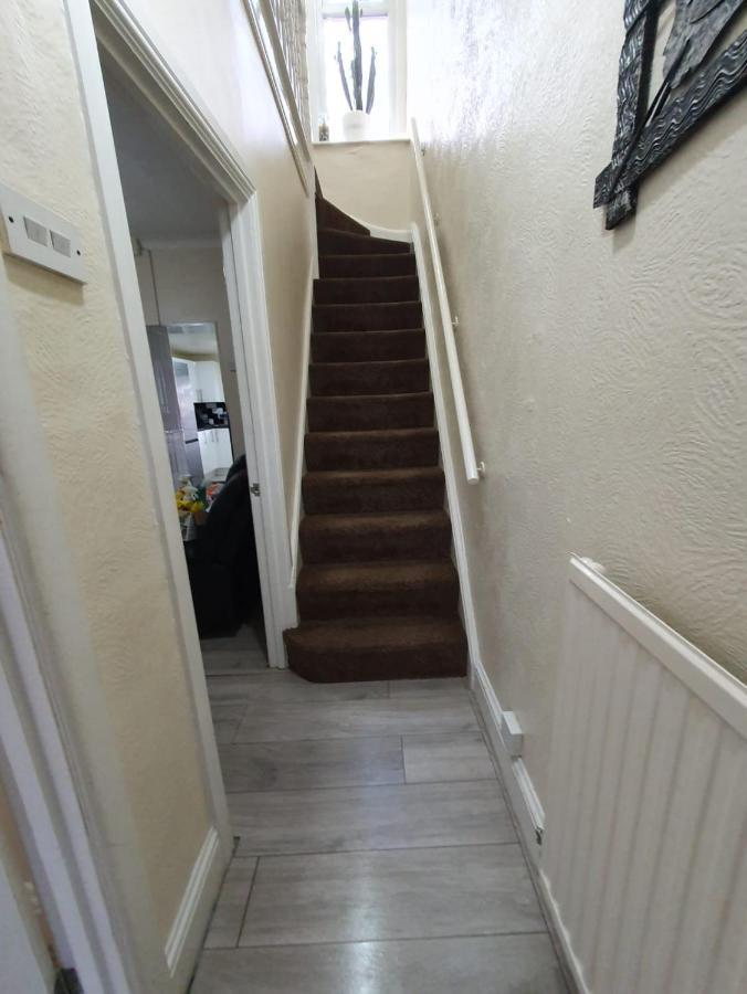 House In The Heart Of Valleys Apartment Ebbw Vale Bagian luar foto