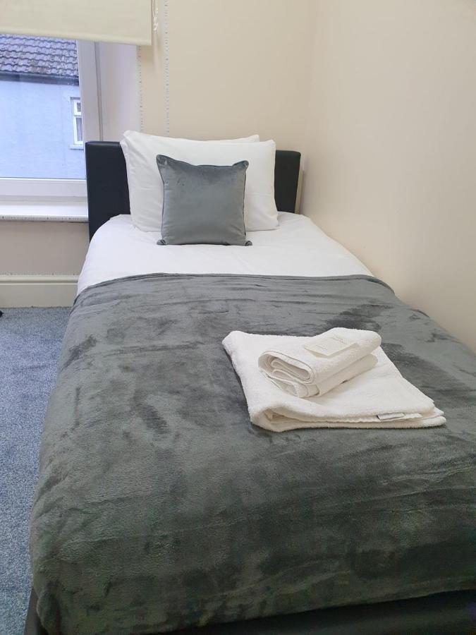 House In The Heart Of Valleys Apartment Ebbw Vale Bagian luar foto