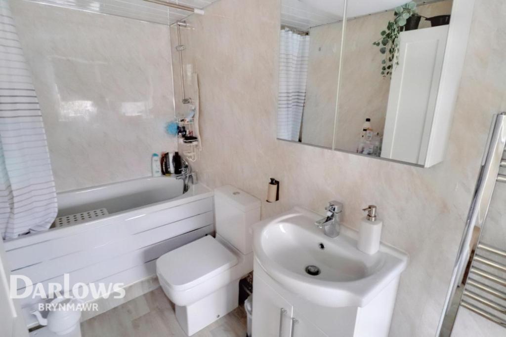 House In The Heart Of Valleys Apartment Ebbw Vale Bagian luar foto